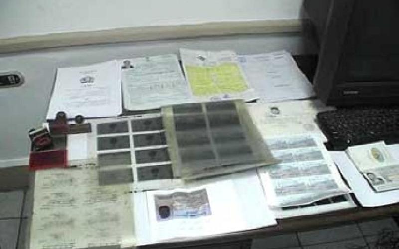 القبض على عصابة متخصصة بتزوير الوثائق الرسمية