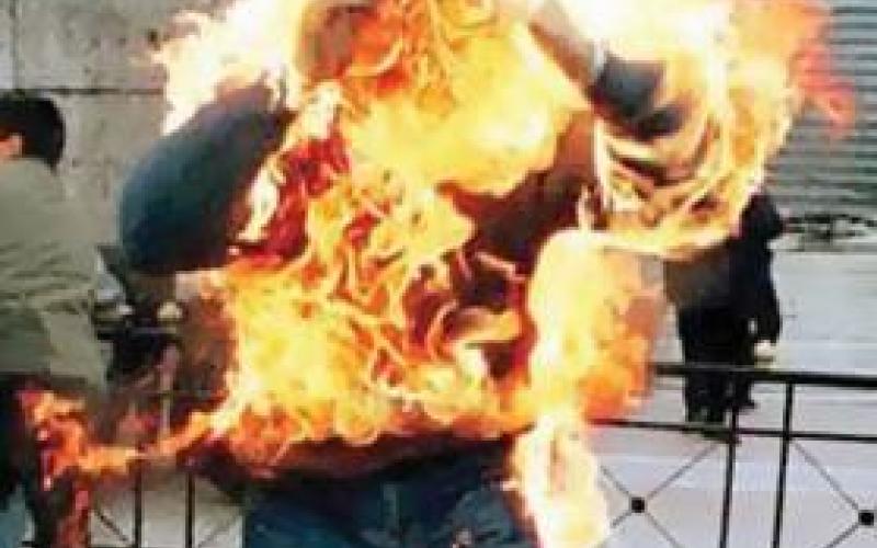 مفصول من الكهرباء يحرق نفسه أمام مقر الشركة