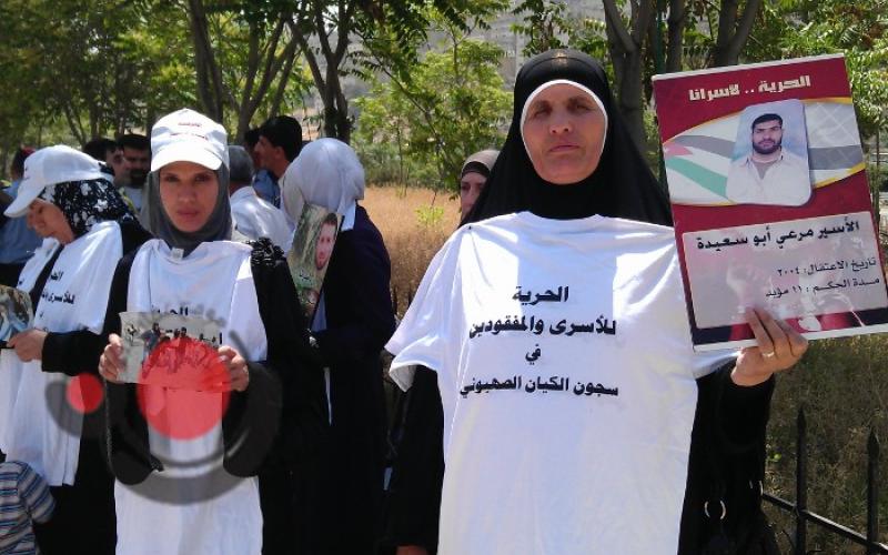 أهالي الأسرى يطالبون باستخدام كافة أوراق الضغط للإفراج عن أبنائهم 