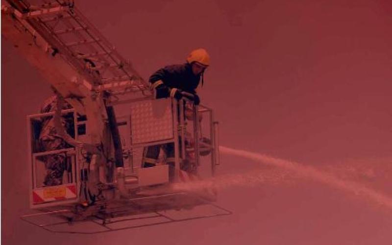 اخماد حريق مصنع التنر في الزرقاء 