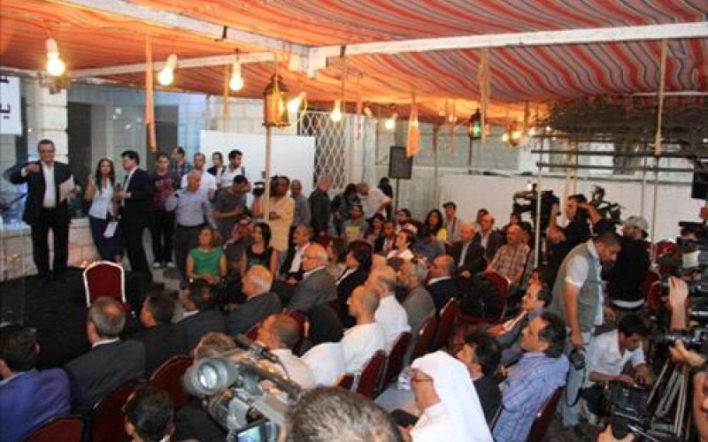 الفنانون يعتصمون أمام حجارة المدرج الروماني