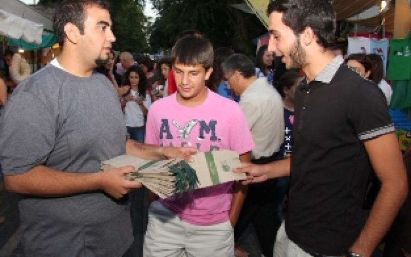  عمان بيتنا توزع أكياس نفايات بسوق جارا 