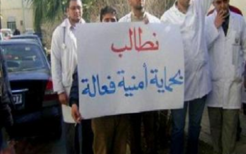 توقيف طبيب بعد الاعتداء عليه 