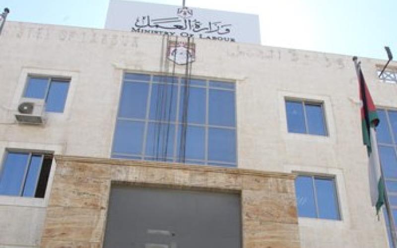 اصحاب مكاتب العاملات يعتصمون امام وزارة العمل 