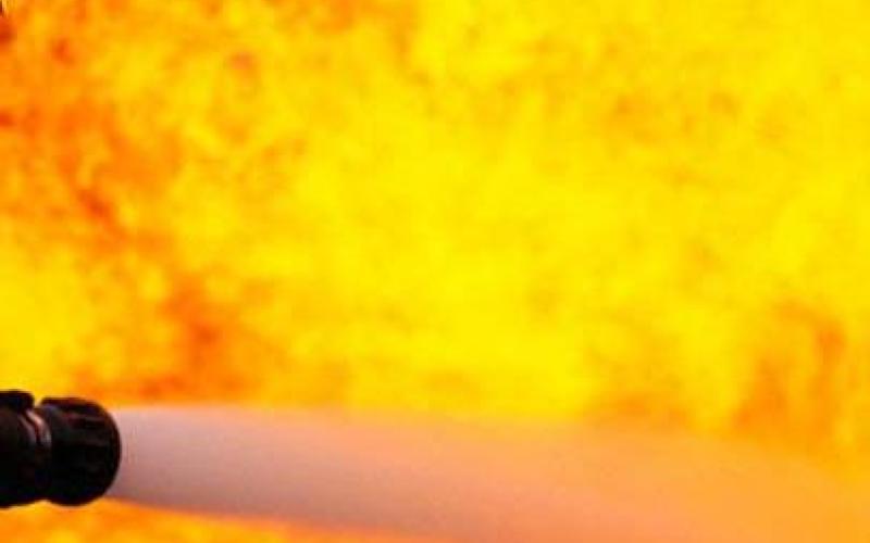 اطفاء حريق مستودعات أقمشة ومواد قطنية