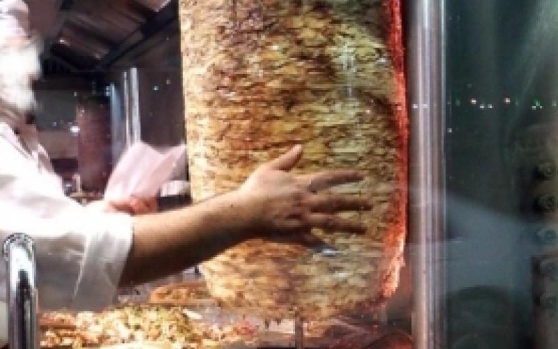 اغلاق وإنذار وإيقاف 58 مطعما ومشغل حلوى 