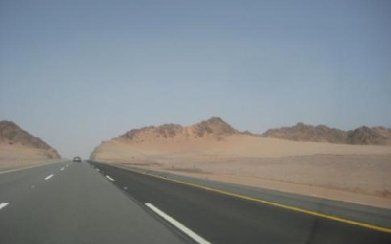 وفاة سيدة وإصابة 5 بحادث تدهور على الطريق الصحراوي