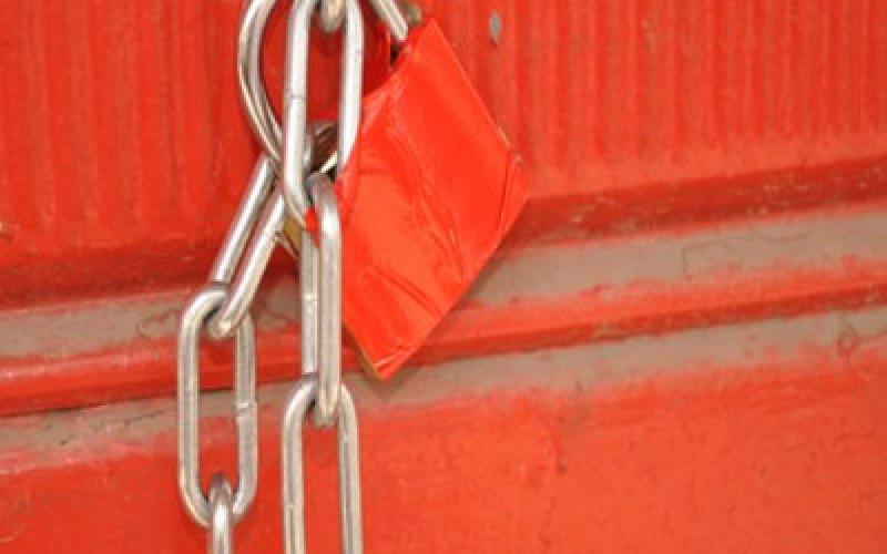 الأمانة تغلق 10 محلات وتتلف 2 طن اغذية 