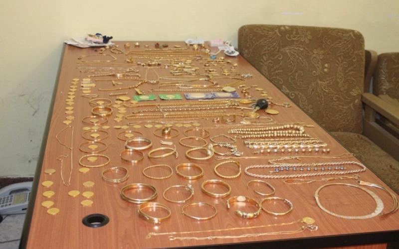 حارس يسرق مجوهرات بـ300 الف دينار 
