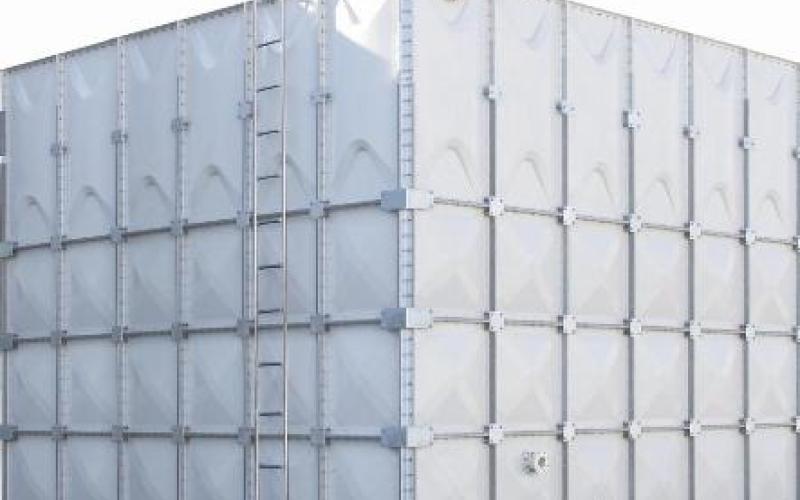 الزرقاء: وفاة شخص سقط عليه خزاني مياه