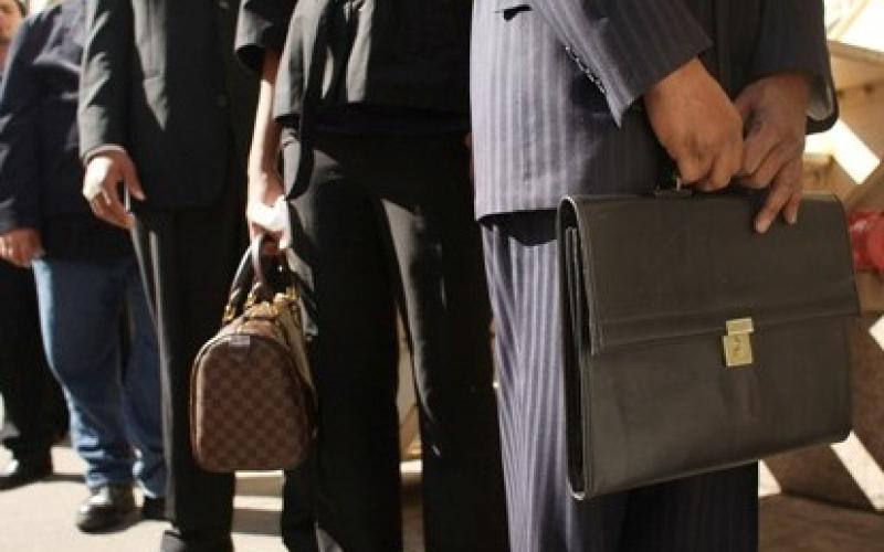 القبض على متخصص بسرقة المواطنين أمام البنوك