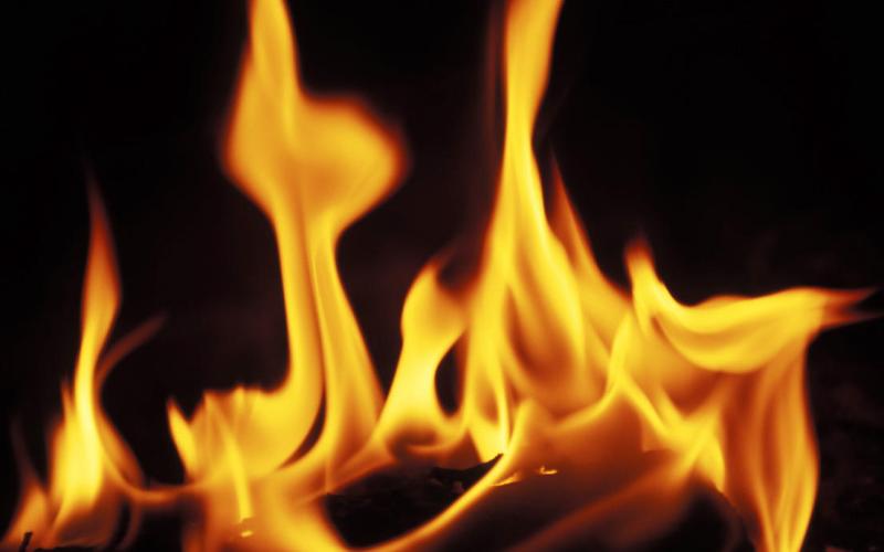 سحاب: حريق ضخم في مستودع كوشوك