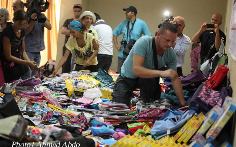 متضامنون اجانب ينطلقون من عمان الى الارض المحتلة- صور 