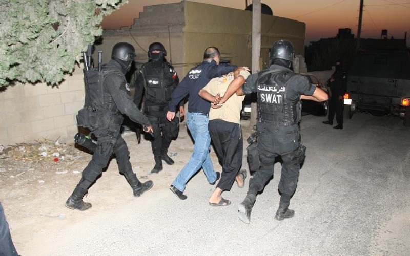 القبض على 3 مطلوبين بمداهمة في أبو علندا 