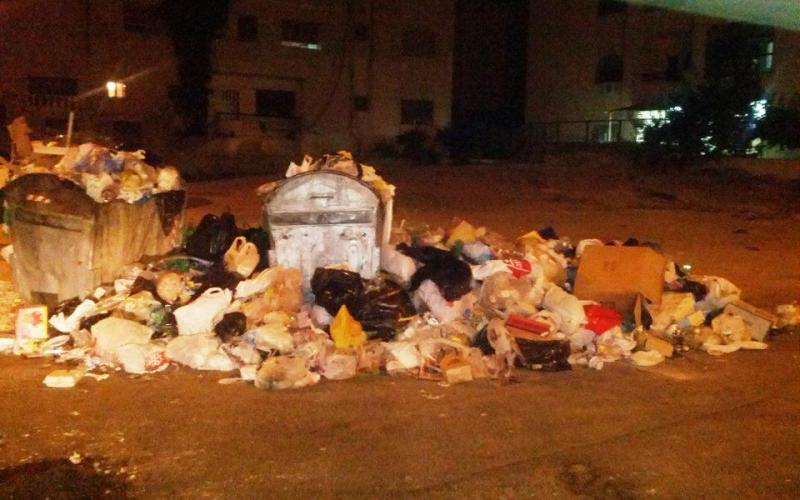 تراكم النفايات في منطقة الدوار السابع- الصورة من صفحة حملة بتهمني يا أردن 