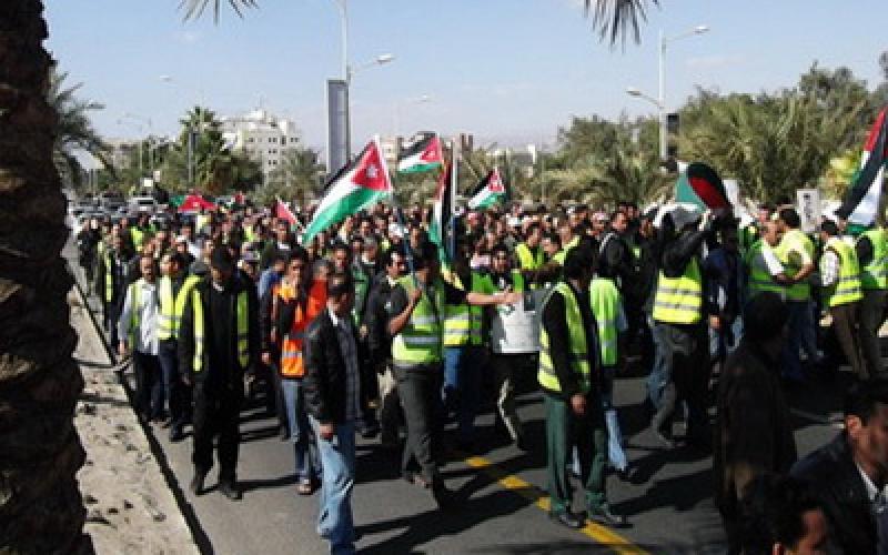 عودة العاملين في مؤسسة الموانئ للإضراب