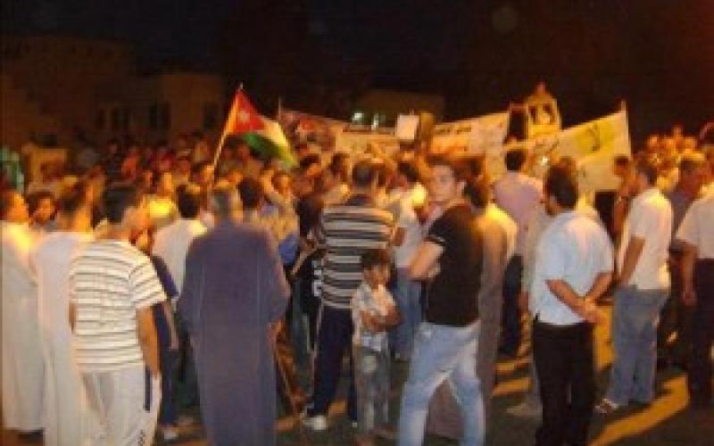 اعتصام مفتوح في حي الطفايلة وتوتر في الطفيلة بعد حملة اعتقالات  