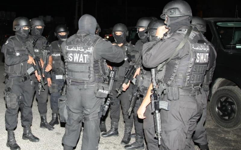 القبض على مطلوبيْن في عملية مداهمة