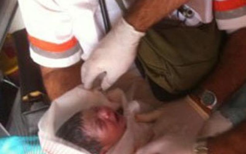 لاجئة سورية تلد داخل سيارة اسعاف 