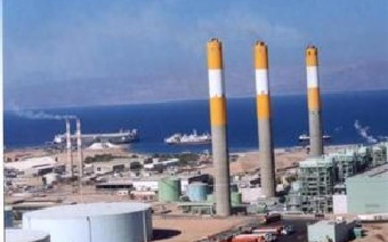 عمال المصفاة بالعقبة يلوحون بالإضراب