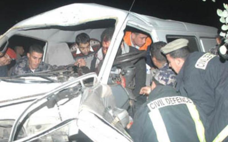 الزرقاء: 12 إصابة في تدهور باص كيا