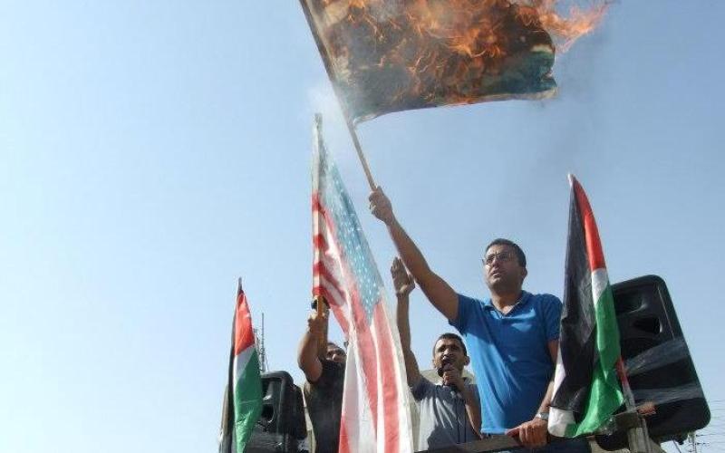 حرق العلم الاميركي والاسرائيلي خلال اعتصام الكالوتي 