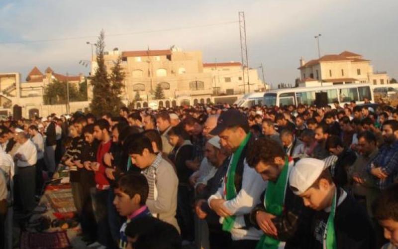 صلاة العيد أمام السفارة السورية