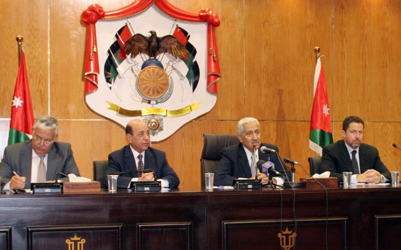 النسور: رفع الدعم عن المشتقات النفطية لن يؤثر على 70 % من الاردنيين