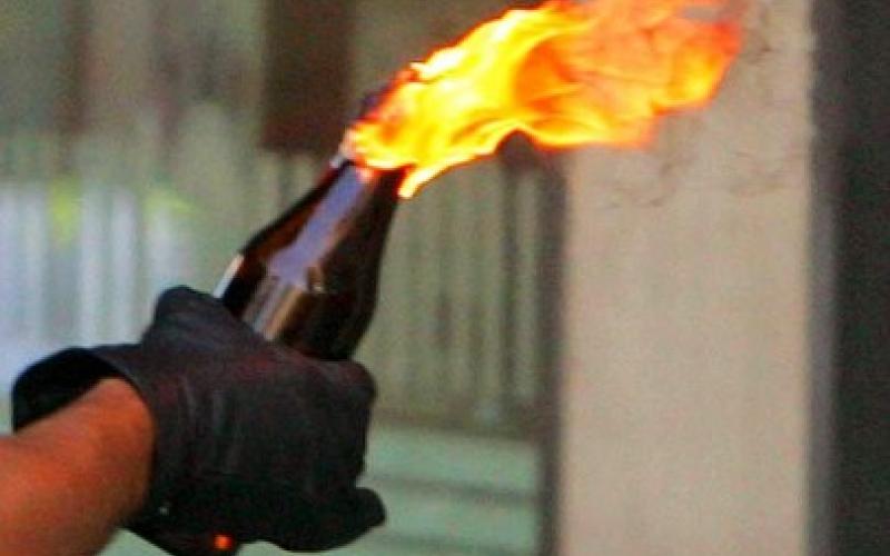 شخص يحرق العلم الاردني ودورية نجدة 