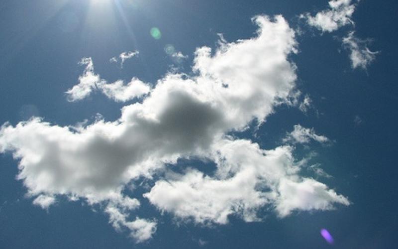 الحرارة أعلى من معدلها وارتفاع طفيف الأحد