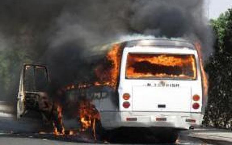 جرش: اخماد حريق شب بحافلة ركاب 