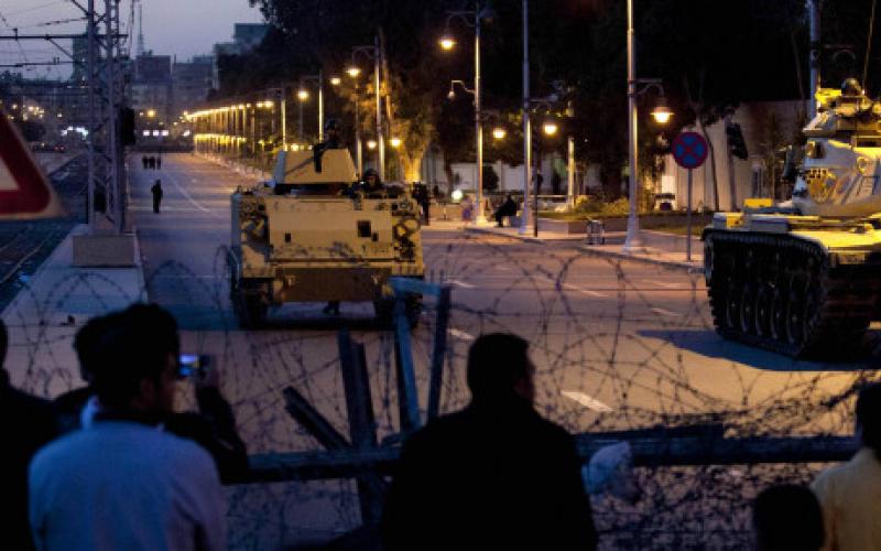 مصر: الجيش يخلي محيط قصر الرئاسة