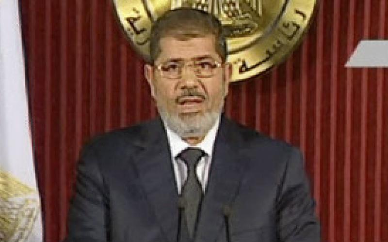مرسي يدعو للحوار ويتمسك بالاستفتاء