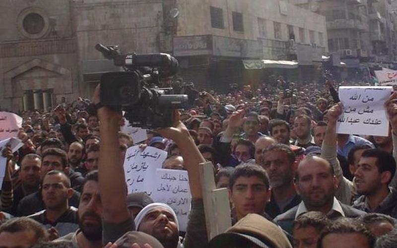 "احنا الشعب الخط الاحمر" مسيرة من امام الحسيني 