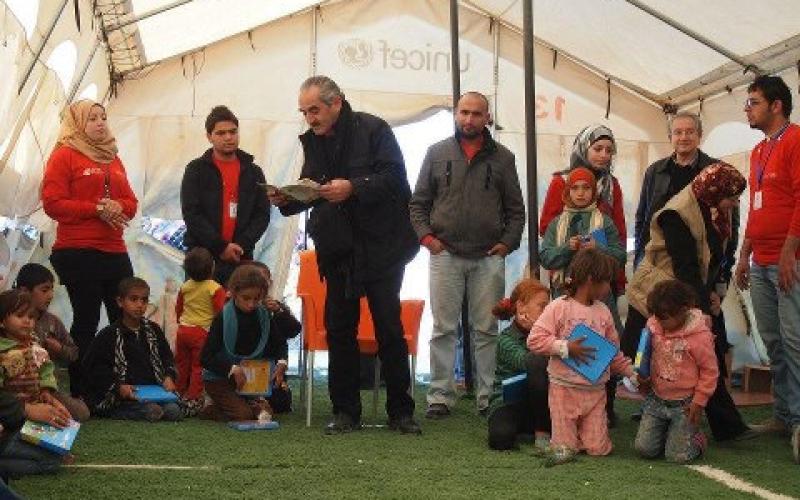 الفنان زهير النوباني يقرأ قصص لأطفال مخيم الزعتري