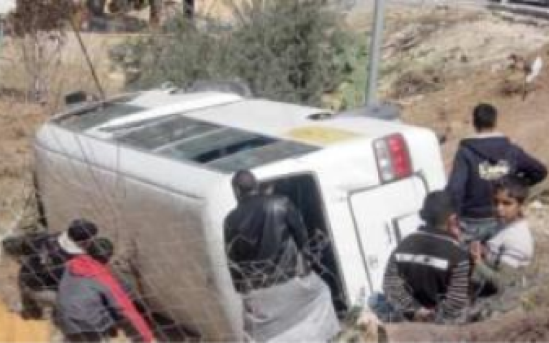 8 إصابات بتدهور حافلة نقل ركاب على طريق المطار