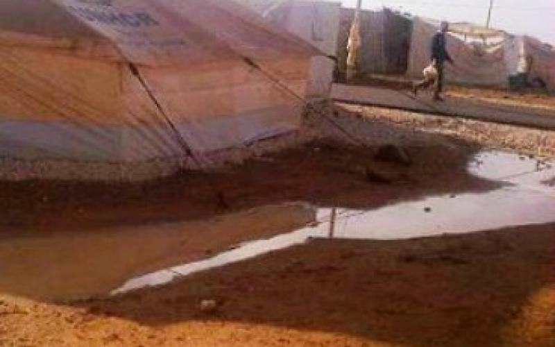 الزعتري: انتقال اللاجئين إلى الكارافانات بعد غرق خيامهم