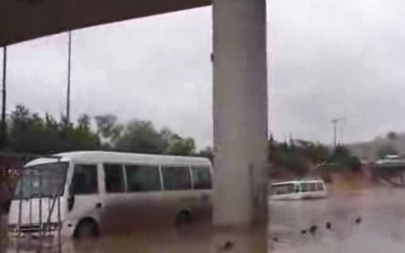 تجمعات الامطار تغلق طريق عمان- الزرقاء - فيديو 