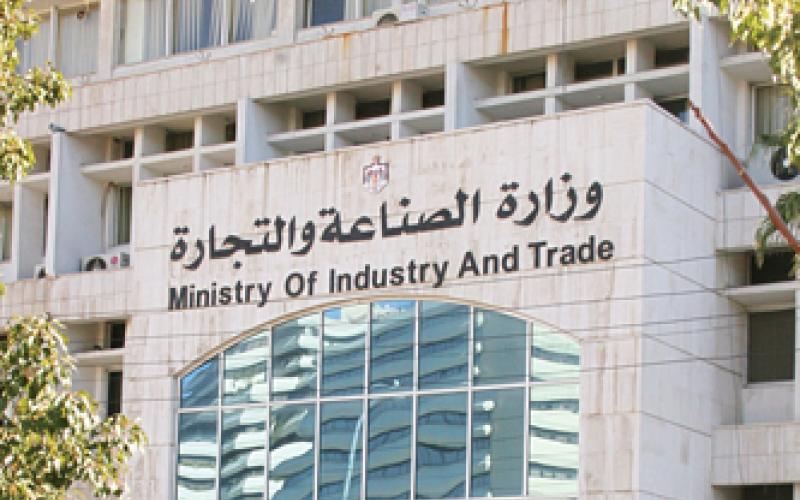 الصناعة: توفر كافة المواد الغذائية.. وزيادة كميات الطحين للمخابز