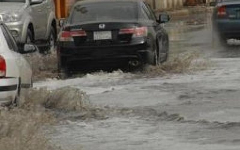 جبل النصر: مياه الأمطار تداهم المنازل والسيارات