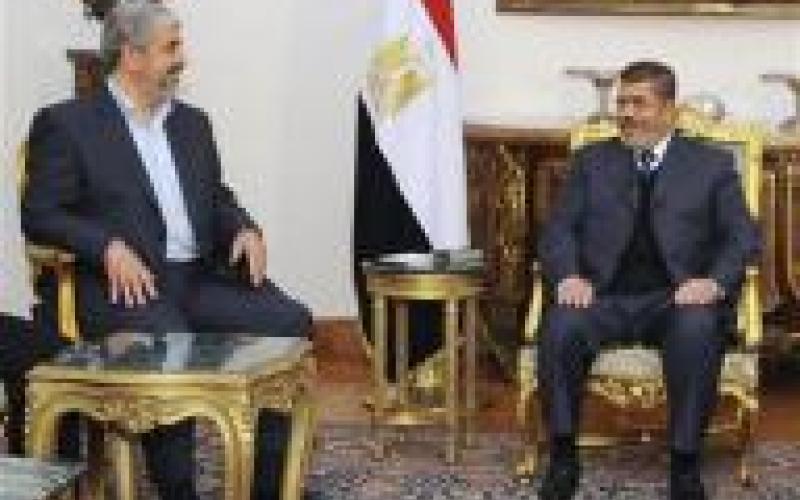 مرسي يلتقي عباس ومشعل
