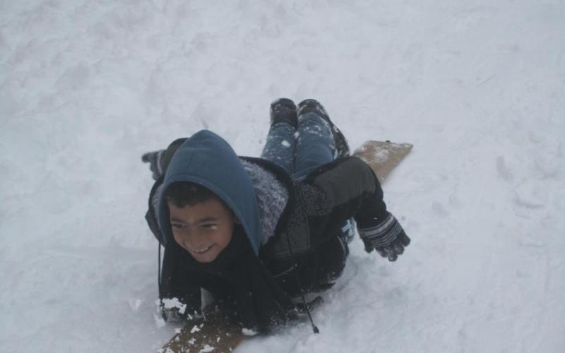 طفل يتزحلق على الثلج – عدسة ماجدة ابو طير/ فيسبوك 