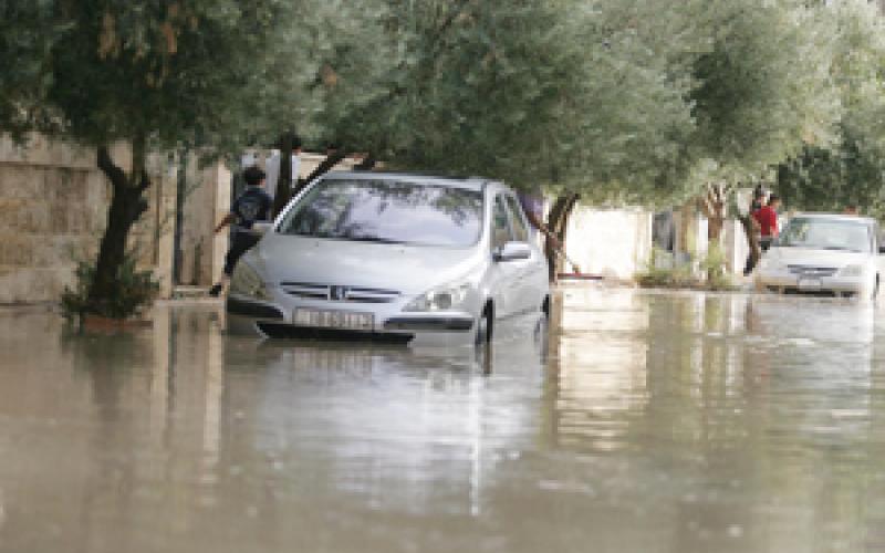 نقل 17 طفلا إلى المستشفى بعد غمر الأمطار لمنزلهم