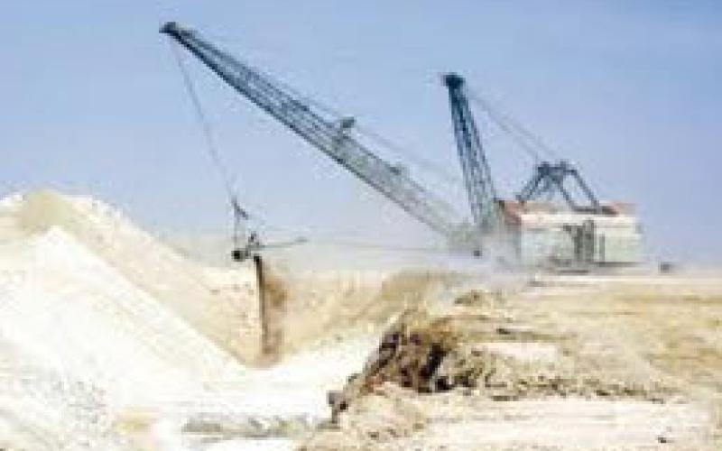 العاملون في منجم الحسا والأبيض يضربون عن العمل 