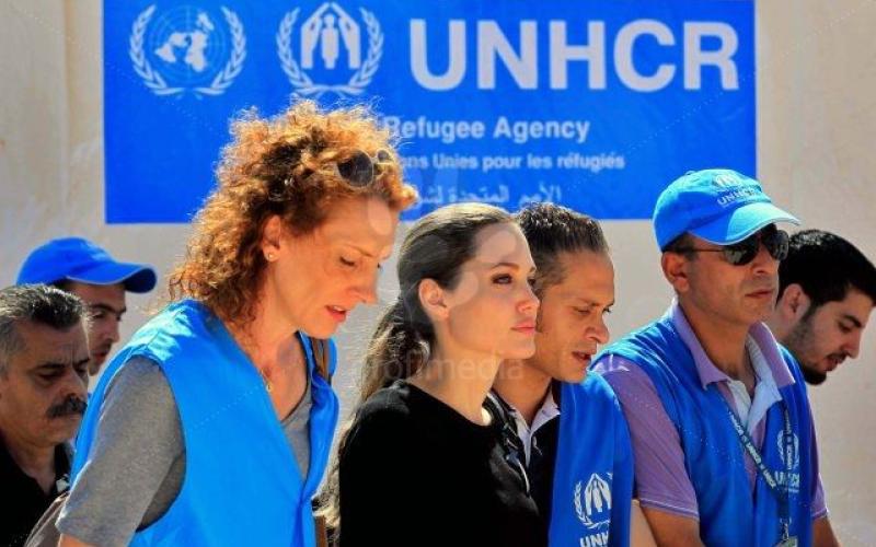 الممثلة العالمية أنجلينا جولي خلال زيارتها للاجئين