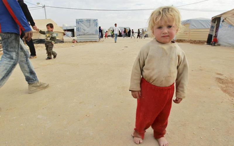 طفل لاجئ تظهر عليه ملامح البؤس