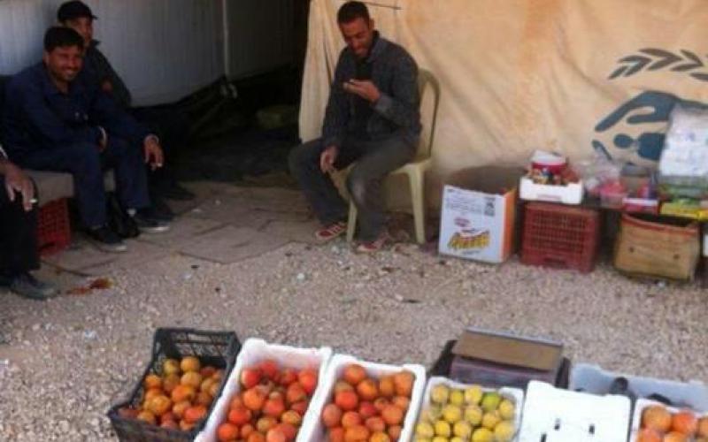 لاجئون يبيعون الخضراوات خارج خيامهم