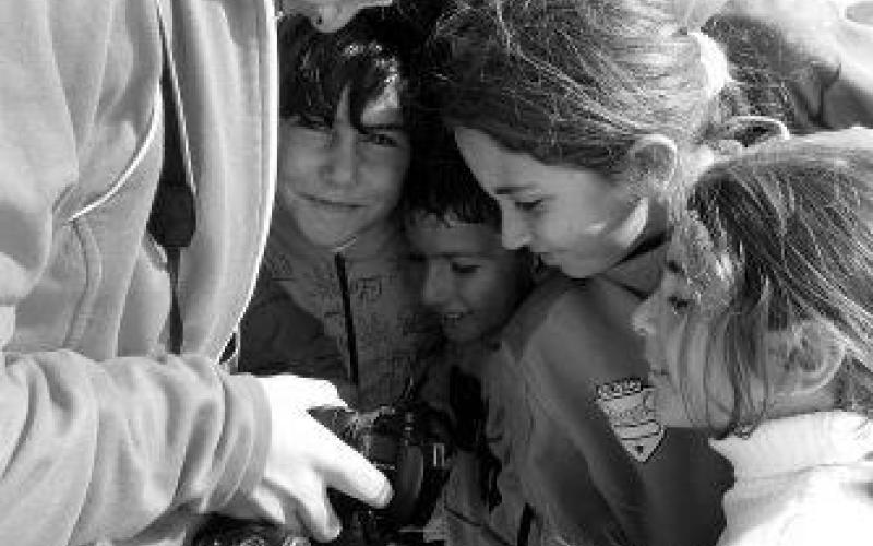 مصور فلسطيني يعرض صوره للأطفال  في الزعتري 