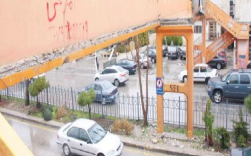 الامانة تعيد تركيب جسر المشاة في شارع المدينة قريبا 