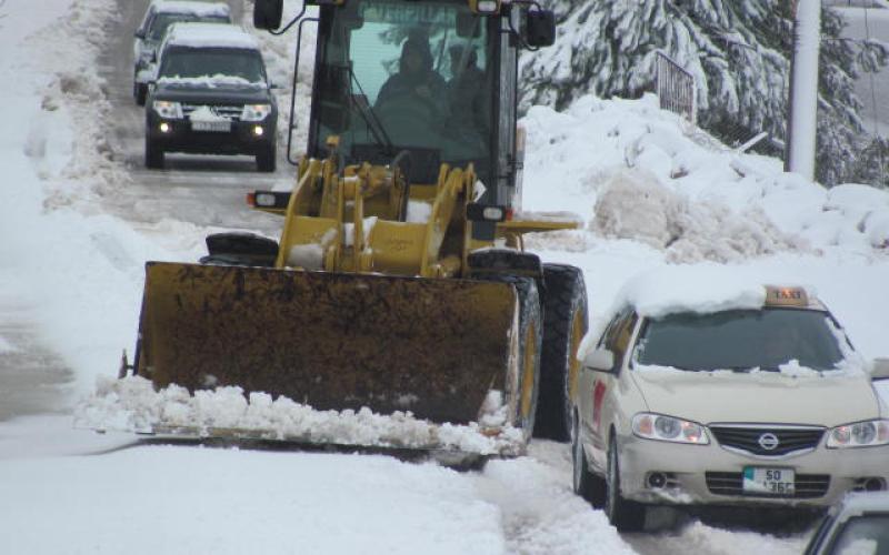 الدفاع المدني ينقذ 300 شخص حاصرتهم الثلوج والسيول 
